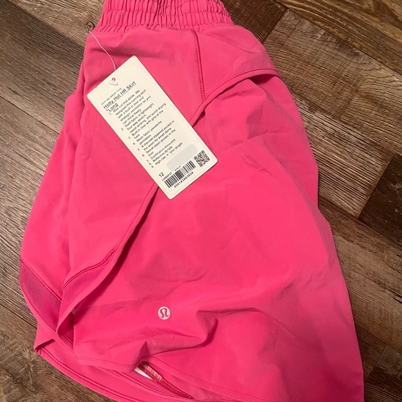 NWT lulu hotty hot skirt, was just too big and didn’t get it sent back in time - Picture 3 of 3